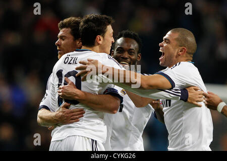 06.11.2012 Madrid, Spanien.   Champions League Real Madrid CF-BV Borussia Dortmund (2: 2) im Santiago Bernabeu Stadion. Das Bild zeigt feiert Mesut Özil (deutsche Mittelfeldspieler von Real Madrid), dass sein Team das Ziel ausgleichende Stockfoto