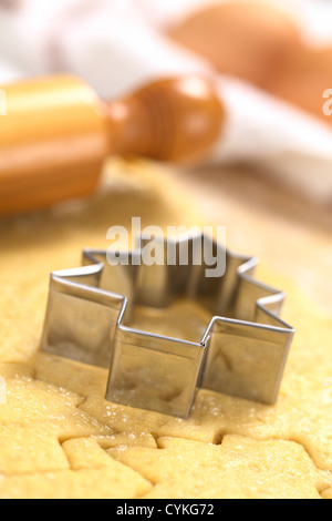 Weihnachtsplätzchen Backen: Ausstecher auf Zucker oder Butter Cookie-Teig mit Nudelholz und Eiern in den Rücken gerollt Stockfoto