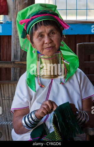 Myanmar, Burma. Padaung Frau mit Messing Hals Spulen, nähen. Inle-See, Shan-Staat. Die Padaung nennt man auch Kayan Lahwi. Stockfoto