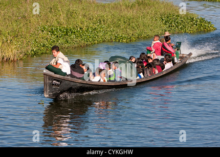 Myanmar, Burma. Kinderheim Riding School nach Schule, Inle-See, Shan-Staat. Stockfoto