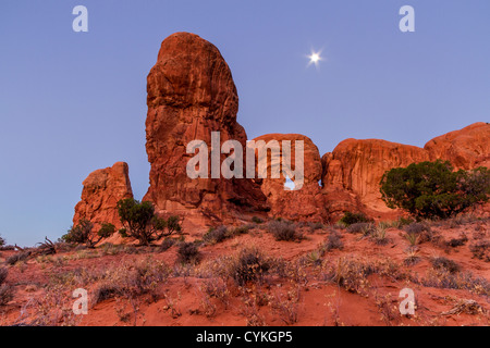 Parade der Elefanten Formationen und Bögen im Arches National Park in Utah kurz vor Sonnenaufgang (mit Monduntergang). Stockfoto