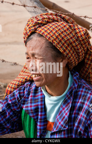 Myanmar, Burma. Frau von Pa-O Volksgruppe im lokalen "Five-Day"-Markt, Inle-See, Shan State. Stockfoto