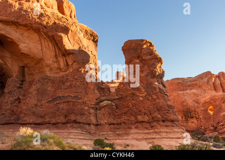 Die Felsformationen aus Sandstein im frühen Morgenlicht im Arches National Park in Utah. Stockfoto