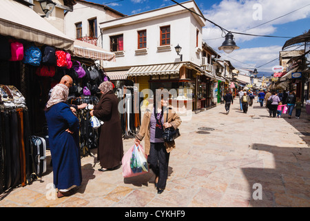 Einkaufen bei Carsija Frauen Bezirk alte Basar in Skopje, Mazedonien Stockfoto