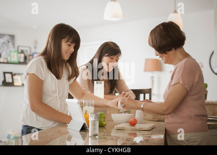 Großmutter, Mutter und Tochter, die Zubereitung von Speisen Stockfoto