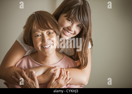 Frau umarmt Großmutter Stockfoto