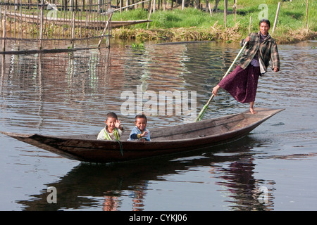 Myanmar, Burma. Burmesische Mann der Intha Volksgruppe Rudern Kanu einbeinige Stil gemeinsam zum Inle See, Shan-Staat. Stockfoto