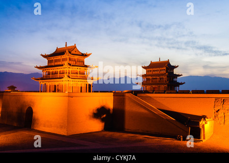 Jiayuguan Festung durch Flutlicht. Western beschränken der großen Mauer mit Qilian Shan-Bergen im Hintergrund. Gansu, China Stockfoto