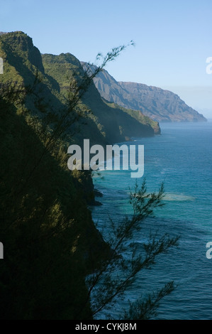 Elk284-7929v Hawaii, Kauai, Na Pali Küste entlang der Kalalau Trail, über Ke'e Strand, Blick auf Klippen und das Meer Stockfoto