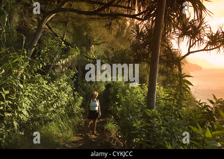 Elk284-7957-Hawaii, Kauai, Na Pali Coast, Wanderer auf Kalalau Trail, Sonnenuntergang Stockfoto