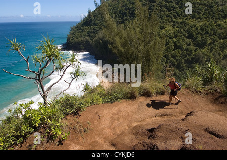 Elk284-7993 Hawaii, Kauai, Na Pali Coast entlang Kalalau Trail mit Wanderer (Model Release) Blick auf Meer Stockfoto