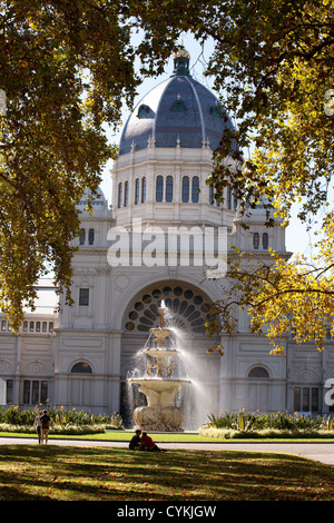 Allee der Baum im royal Exhibition Center, Carlton Gardens Melbourne Victoria Australien gelb Golden Jahreszeiten lässt Stockfoto