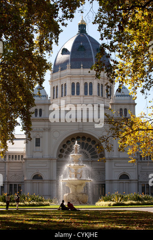 Allee der Baum im royal Exhibition Center, Carlton Gardens Melbourne Victoria Australien gelb Golden Jahreszeiten lässt Stockfoto