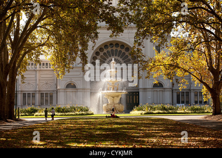 Allee der Baum im royal Exhibition Center, Carlton Gardens Melbourne Victoria Australien gelb Golden Jahreszeiten lässt Stockfoto