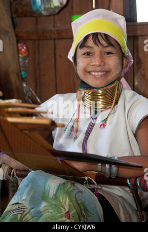 Myanmar, Burma. Padaung-Mädchen mit Messing Hals Spulen, Inle-See, Shan-Staat. Stockfoto