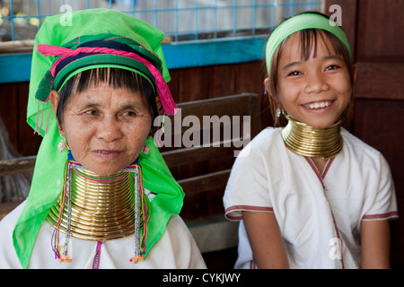 Myanmar, Burma. Padaung Frauen mit Messing Hals Spulen, Inle-See, Shan-Staat. Die Padaung nennt man auch Kayan Lahwi. Stockfoto