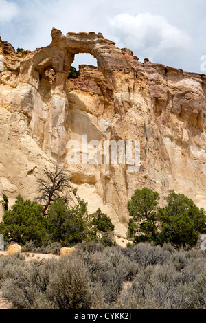 Grosvenor Arch befindet sich innerhalb der Grand Staircase Escalante National Monument in der Nähe von Kodachrome Basin State Park Stockfoto