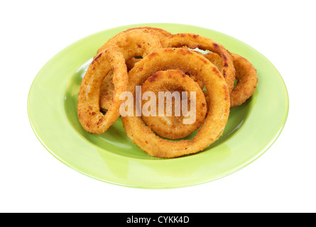 Frisch zubereitet mehrere große Zwiebelringe auf einer grünen Platte. Stockfoto