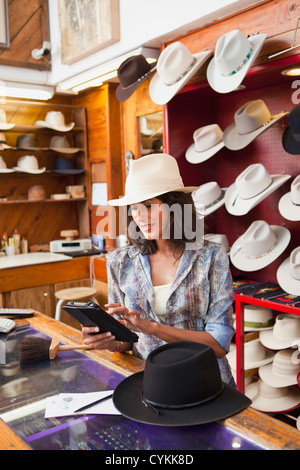 Ecuadorianische Frau arbeitet im Hut Shop Stockfoto