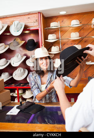 Ecuadorianische Frau arbeitet im Hut Shop Stockfoto