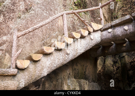 Gestaltete Treppe in Chinas gelb Bergweg Stockfoto