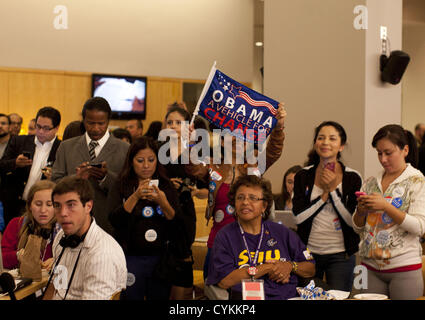 6. November 2012 jubeln - Arcadia, Kalifornien, USA - Fans von US-Präsident Barack Obama während einer Nacht Wahlveranstaltung im Dodgers Stadium in Los Angeles, Kalifornien, USA, auf Dienstag, 6. November 2012. Obama, der Post-partisan Kandidat der Hoffnung, der erste schwarze US-Präsident wurde, gewann Wiederwahl heute von vier Jahren der wirtschaftlichen Unzufriedenheit mit einer Mischung aus politischen Populismus und Wahlen Mathematik zu überwinden... ARMANDO ARORIZO/PI (Kredit-Bild: © Armando Arorizo/Pi/Prensa Internacional/ZUMAPRESS.com) Stockfoto