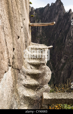 Gefährliche Treppe auf gelb Bergweg Stockfoto