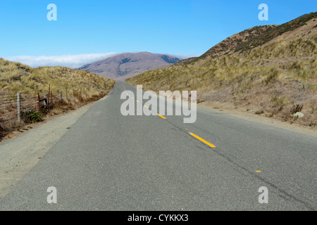 Blick auf eine öde Strecke beginnt, geht es in Richtung der felsigen Strände auf der Lost Coast of California Stockfoto