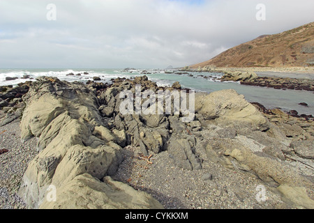 Ein felsiger Strand von Straße beginnt an der verloren Küste von Kalifornien mit dem brechen der Wellen und ein bewölkter Himmel Stockfoto