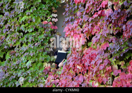 DIE WILDEM WEIN AM ST. JOHNS COLLEGE IN CAMBRIDGE GEWORDEN IN DER ZEIT FÜR DEN ERSTEN TAG DES HERBSTES ROT Stockfoto