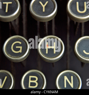 Vintage-Schreibmaschinenschlüssel in Nahaufnahme mit Metallknöpfen und Zahlen für nostalgische Schreibweise Stockfoto
