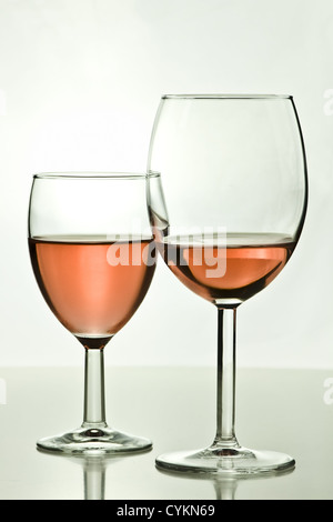 zwei rosé Wein Gläser auf einem Tisch Stockfoto