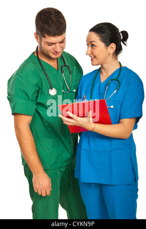 Junge Ärztinnen und Ärzte Team Diskussion isoliert auf weißem Hintergrund Stockfoto