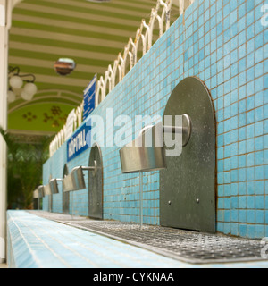 Wasserhähne in der Halle des Sources im Vichy thermal Spa, Auvergne, Frankreich Stockfoto