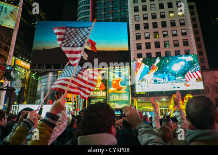 7. November 2012, New York, NY, USA.  Menge am Times Square erwartet Präsident Barack Obama die Wiederwahl Siegesrede auf riesigen Bildschirmen wiedergegeben werden. Stockfoto