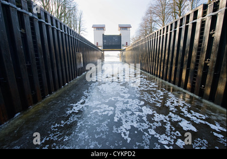 Eis in einer Schleuse in einem niederländischen Kanal Stockfoto