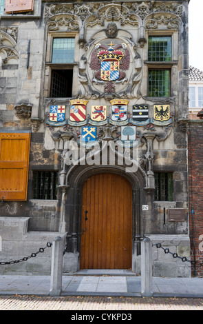 Heraldische Schilde auf der Vorderseite des Gemeenlandshuis Delft Niederlande Stockfoto