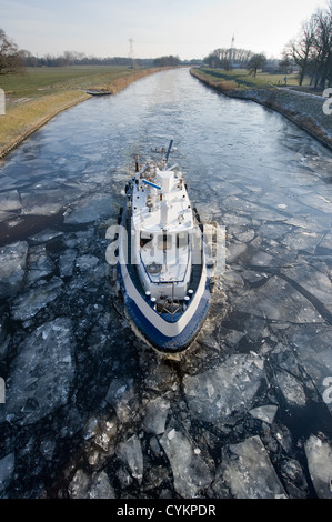Eisbrecher in holländischen Kanal bricht das Eis in Stücke Stockfoto