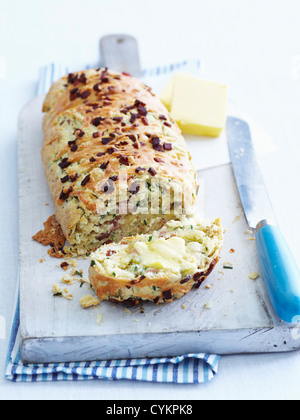Speck und Käse gebacken in Brot Stockfoto