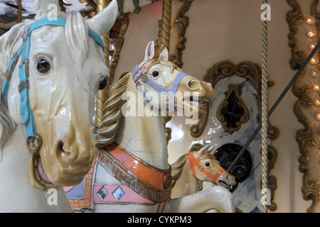 Malte verzierten hölzernen Festplatz Karussellpferd Kirmes Kreisverkehr Madrid, Spanien Stockfoto