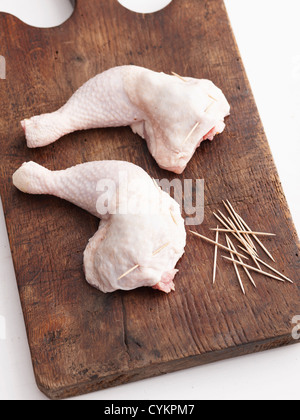 Rohe Hähnchenschenkel mit Zahnstochern Stockfoto