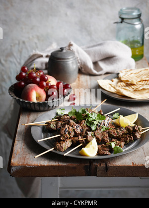 Teller mit Lamm-Spieße mit Zitrone Stockfoto