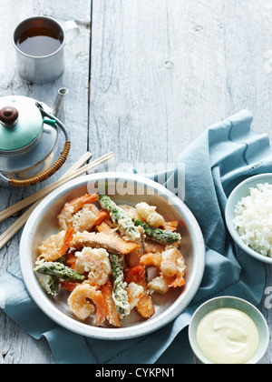 Schüssel mit Tempura Meeresfrüchte mit Reis Stockfoto