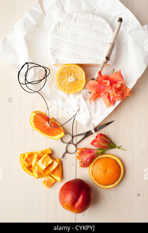 Orange Käse Bindfäden und Blumen Stockfoto