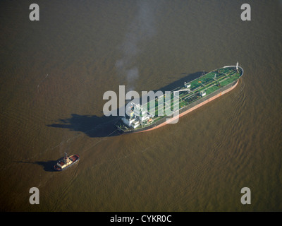 Schiff betreten Liverpool Docks an der Mündung des Flusses Mersey, North West England, UK Stockfoto