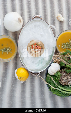 Kürbissuppe Samen, Zwiebel und Zitrone Stockfoto