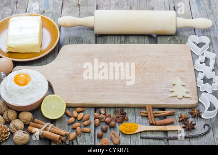 Backen mit leeren Cutting Board und Gewürzen Hintergrund Stockfoto