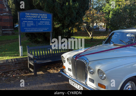 Weißen Daimler Hochzeitsauto außerhalb der Pfarrkirche in Chalfont St Peter Stockfoto