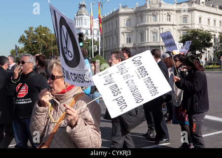 Anti-Sparmaßnahmen Demonstranten schneidet keine öffentlichen Sektor Kürzungen, Plaza de Cibeles, Madrid, Spanien Stockfoto