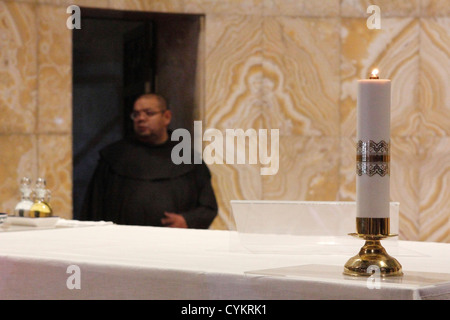 Franziskaner in Dominus Flevit Kirche, Jerusalem Stockfoto